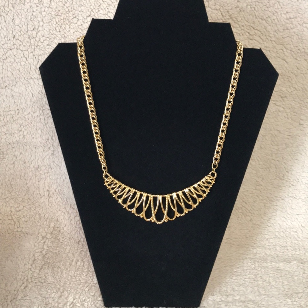 AVON GOLD TONE VINTAGE NECKLACE